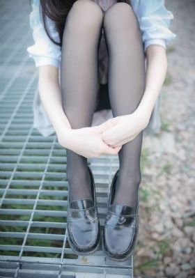 恐龙星的比基尼女孩