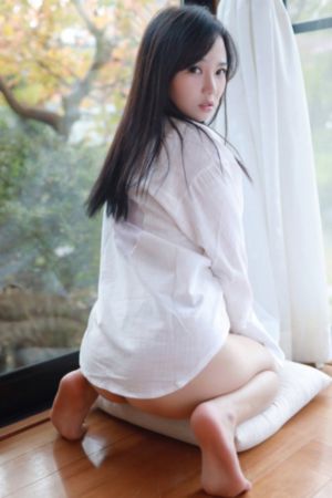 情薄似流云，红颜洽春风